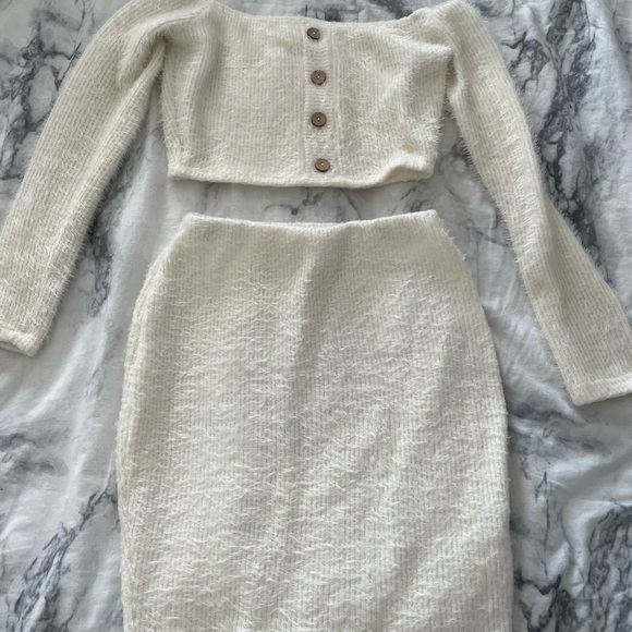 White fuzzy set - Picture 2 of 2